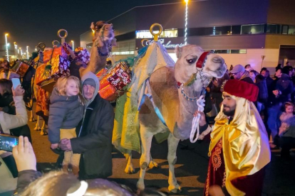 Tres camells acompanyen el Camarlenc fins a Torrefarrera amb carrosses, animació i una xocolatada.