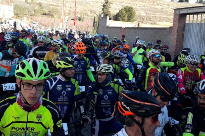 Un grupo de ciclistas en los instantes previos al inicio de la prueba disputada en Seròs.
