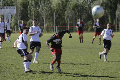 El vent va deslluir el partit entre el Vallfogona i el Linyola, que va acabar en empat (1-1). 