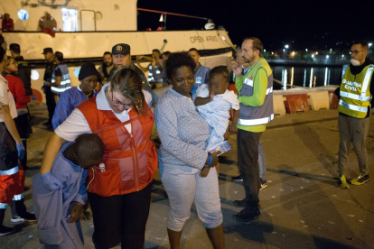 Arribada al port de Motril de migrants rescatats al mar d’Alborán dijous a la nit.