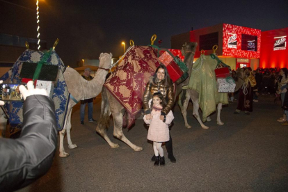 Tres camellos acompañan al Camarlengo hasta Torrefarrera con carrozas, animación y una chocolatada.