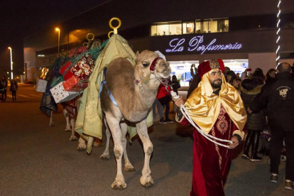 Tres camellos acompañan al Camarlengo hasta Torrefarrera con carrozas, animación y una chocolatada.