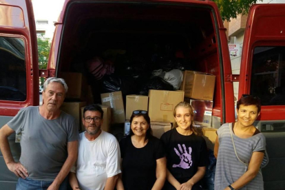 Miembros de Lleida pels Refugiats partieron ayer hacia Ventimiglia con esta furgoneta.