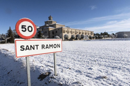 Vista d'un camp nevat al nucli agregat de Mont-ros, a Sant Ramon, a la Segarra.