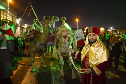 Tres camells acompanyen el Camarlenc fins a Torrefarrera amb carrosses, animació i una xocolatada.