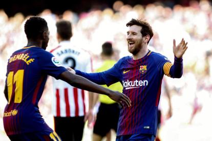 Messi celebra amb Dembélé la segona diana dels blaugranes, que va deixar el partit encarrilat per al Barça.