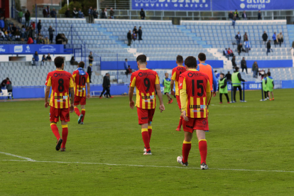 Jugadores del Lleida, cabizbajos a la conclusión del encuentro, en el que no pudieron pasar del empate ante el Sabadell.