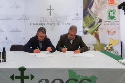 La signatura de l'acord entre la DOP Les Garrigues l'AECC a Lleida.