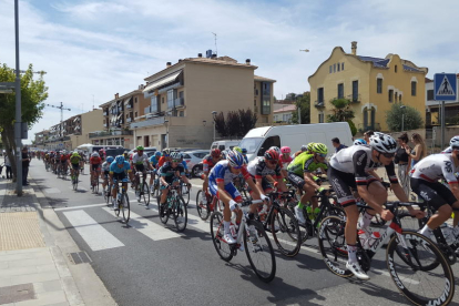 Estelades i llaços grocs van rebre la Vuelta a Ponts.