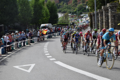 Estelades i llaços grocs van rebre la Vuelta a Ponts.
