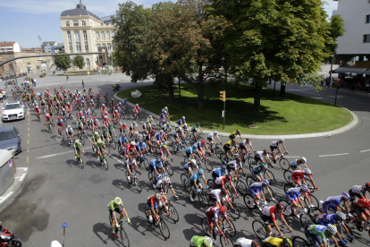 Esteladas y lazos amarillos recibieron a la Vuelta en Ponts.
