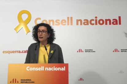 Artur Mar sigue la intervención de Carles Puigdemont en el Consell Nacional del PDeCAT, ayer.