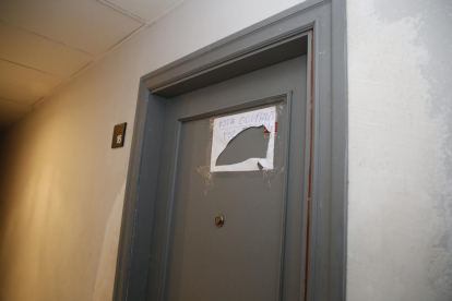 Un cartell assenyala que el pis està okupat.