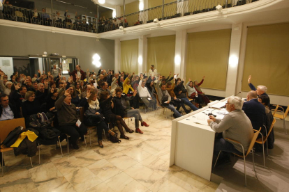 La asamblea de Primàries tuvo lugar en la sala Alfred Perenya.