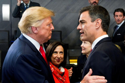 El president del Govern espanyol, Pedro Sánchez, saluda Donald Trump, ahir.