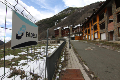 Pisos inacabados junto al núcleo de Espui, junto al cartel de Fadesa, que los adquirió junto con el proyecto de Vallfosca en 2006.