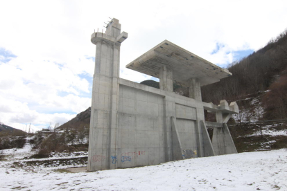 La base del remuntador de l’estació d’esquí inacabada de Vallfosca, a prop del poble d’Espui.