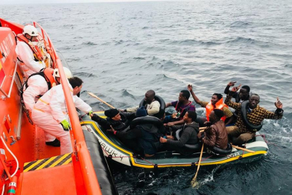 Operación de Salvamento Marítimo de 9 hombres y una mujer ayer cerca de Tarifa.