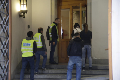 Agentes de policía en la Diputación en busca de documentos el pasado 2 de octubre.