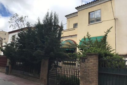 Un dels habitatges que ahir van ser okupats per la força, situat al carrer Serra de Prades.