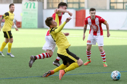 Un jugador del Balaguer se lanza a por el balón ante la presencia de varios jugadores del equipo local, el Tortosa.