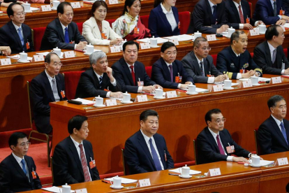 Xi Jinping, en el centro en la primera fila, se coloca al mismo nivel teórico que Mao.