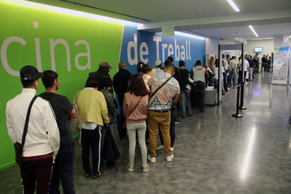 Colas en Lleida para solicitar la renta el día que entró en vigor la ley.