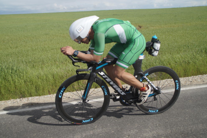 Damià Vindel, durante la prueba de ciclismo de una competición de Ironman.