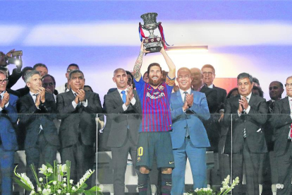 Leo Messi va aixecar diumenge a Tànger el primer títol com a capità del FC Barcelona.