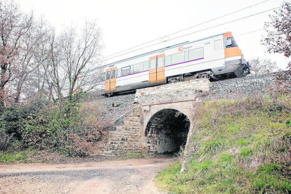 El tren de la línia de Manresa que va quedar aturat sobre un pont a Sant Guim de Freixenet.