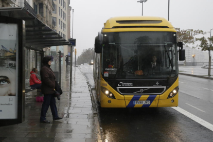 Un autobús urbà arriba a una parada.