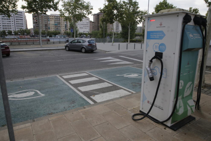 Imatge del punt de recàrrega per a vehicles elèctrics al carrer Jaume II.