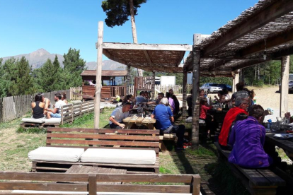 Imagen de archivo de turistas en el refugio en verano de 2017.