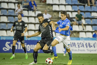 Juanto avança davant d’un jugador de l’Ebro el passat dia 9.