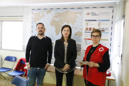 Jordi Vidal, Dolors Curià y Cristina Figueras, de Creu Roja Lleida, en la presentación de ayer. 