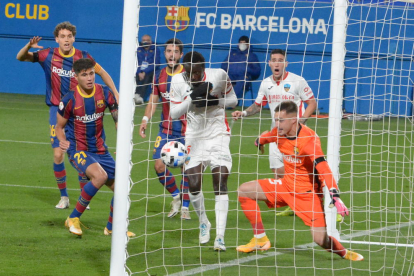 Acció que va acabar amb el gol del Lleida, a la recta final del partit, ahir a l’estadi Johan Cruyff.