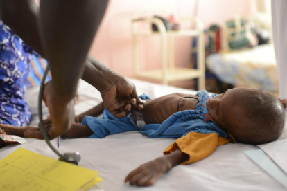 Imatge d’un nen desnodrit en un hospital del Senegal.