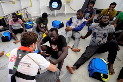Imatge de migrants amb membres de l’equip de Metges sense Fronteres.