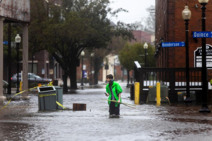 Vecinos de Wilmington, Carolina del Norte, caminan por las calles inundadas tras el paso del huracán.