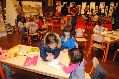 Los más pequeños ya disfrutaron ayer de la nueva edición del Saló del Llibre Infantil i Juvenil de Catalunya, que las autoridades inauguraron en L’Amistat de Mollerussa.