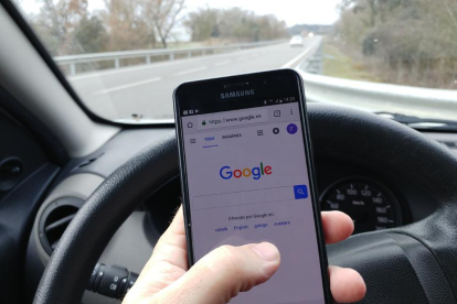 El uso del teléfono móvil al volante es un hábito bastante habitual y cotidiano que pone en riesgo la seguridad vial. 