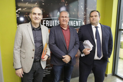 Josep Presseguer, Sebastià Escarp y Roberto Vallina, ayer en la sede de Fruits de Ponent.