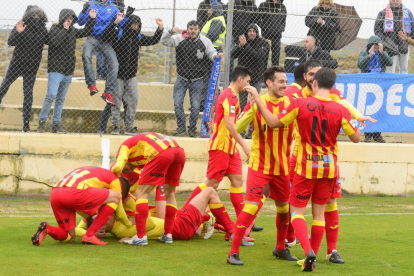 Els jugadors del Lleida celebren davant els seguidors blaus que es van desplaçar a Saragossa el gol que els donava la victòria contra el cuer de la categoria.