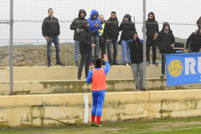 Els jugadors del Lleida celebren davant els seguidors blaus que es van desplaçar a Saragossa el gol que els donava la victòria contra el cuer de la categoria.