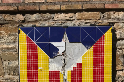 Los destrozos en el mosaico de la estelada en La Pobla de Segur.