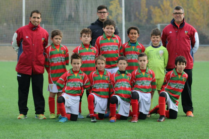 El benjamí D del Bordeta amb Joan Ortín, primer per l’esquerra.