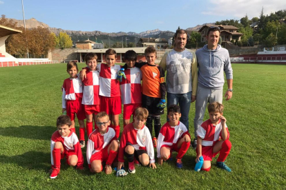 El benjamí D del Bordeta amb Joan Ortín, primer per l’esquerra.