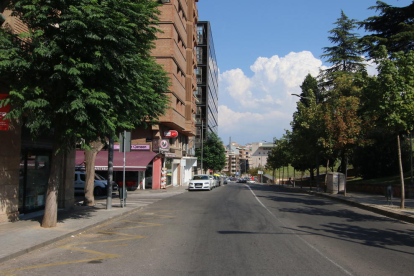 Vista de l’encreuament del carrer Salmerón amb Valentí Almirall, on ahir a la nit va ocórrer el robatori.