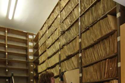 Insòlita imatge d’un dels passadissos del Màrius Torres ple de caixes amb documentació.