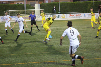 Un jugador del Borges conduce ante la entrada de otro del Balaguer, ayer durante el partido.